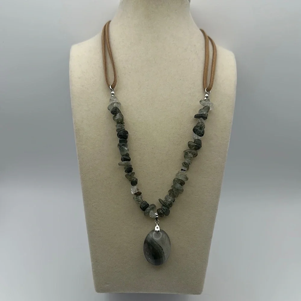 Garden Quartz Oval Pendant with Garden Quartz Chips Beads Faux Leather Necklace - Picture 2 of 16